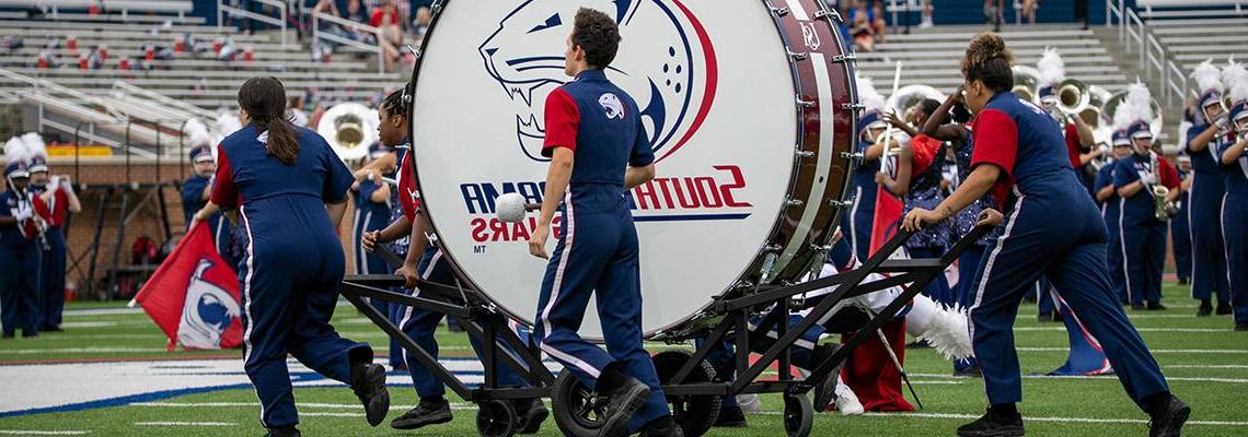 美洲虎军乐队 on the Field with Bass Drum